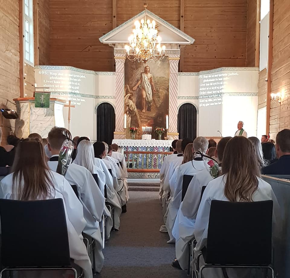 Bilde av konfirmanter i kirka